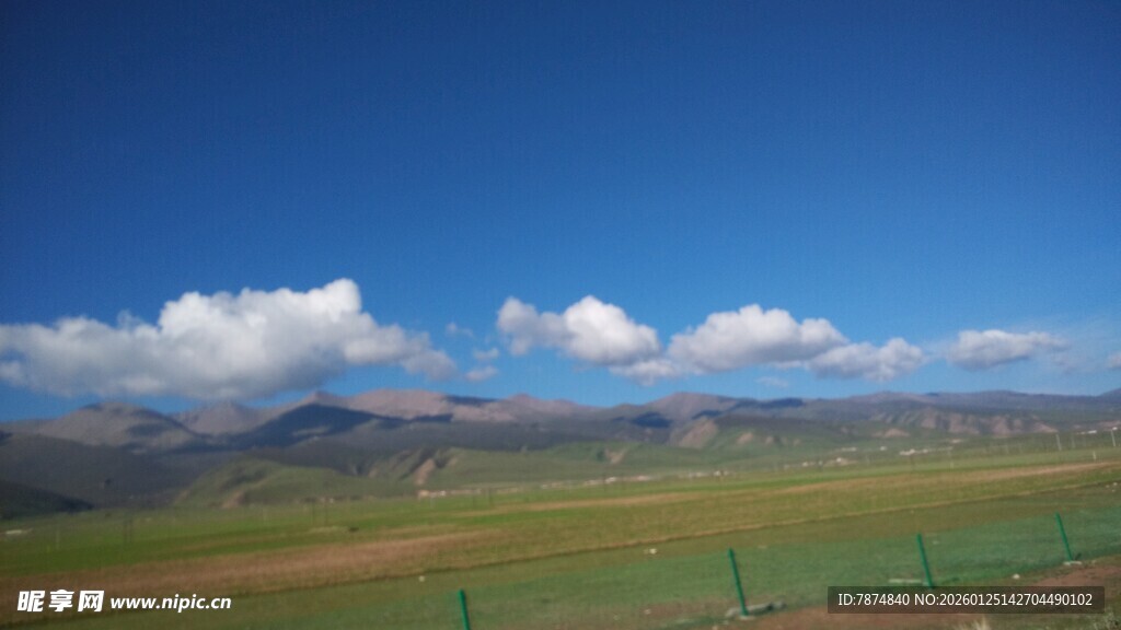 草原蓝天美景