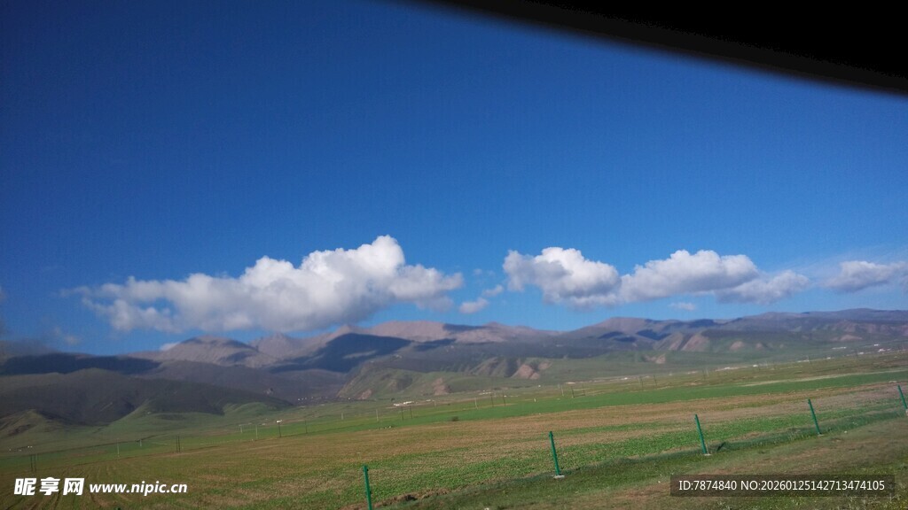 草原蓝天美景