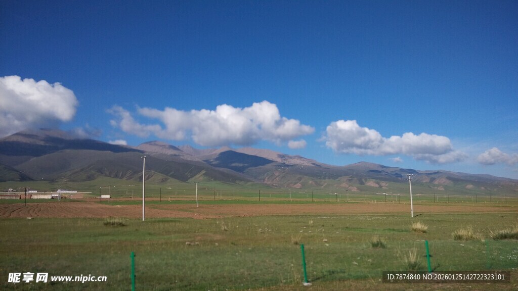 草原蓝天远山风景图