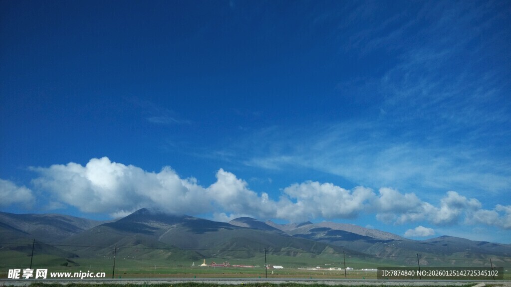 蓝天草原间的壮美风光