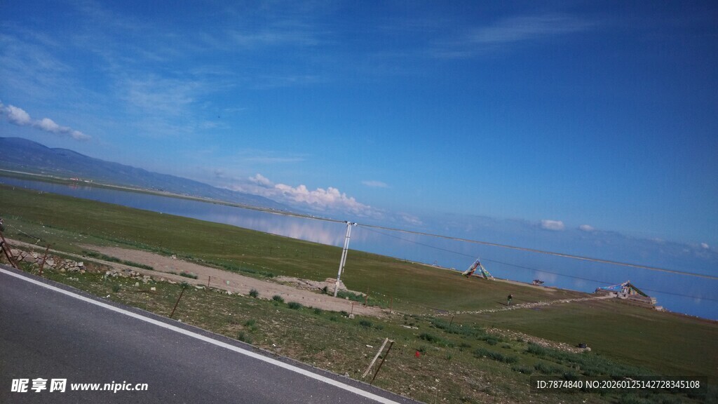 公路旁的蓝天草原风车