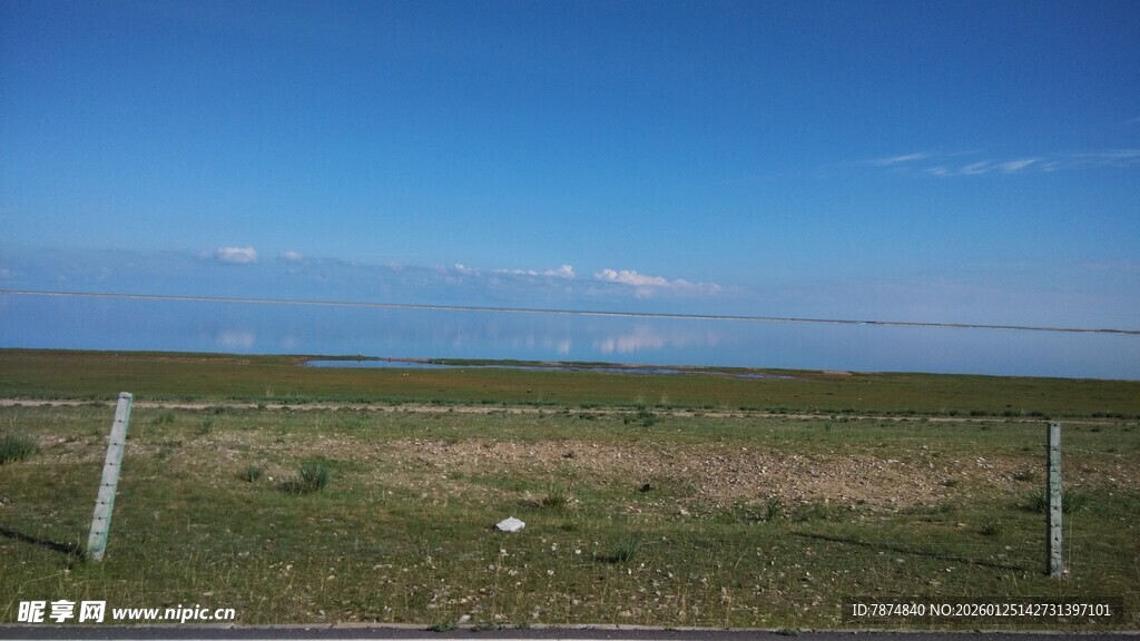 草原围栏边的晴朗天空