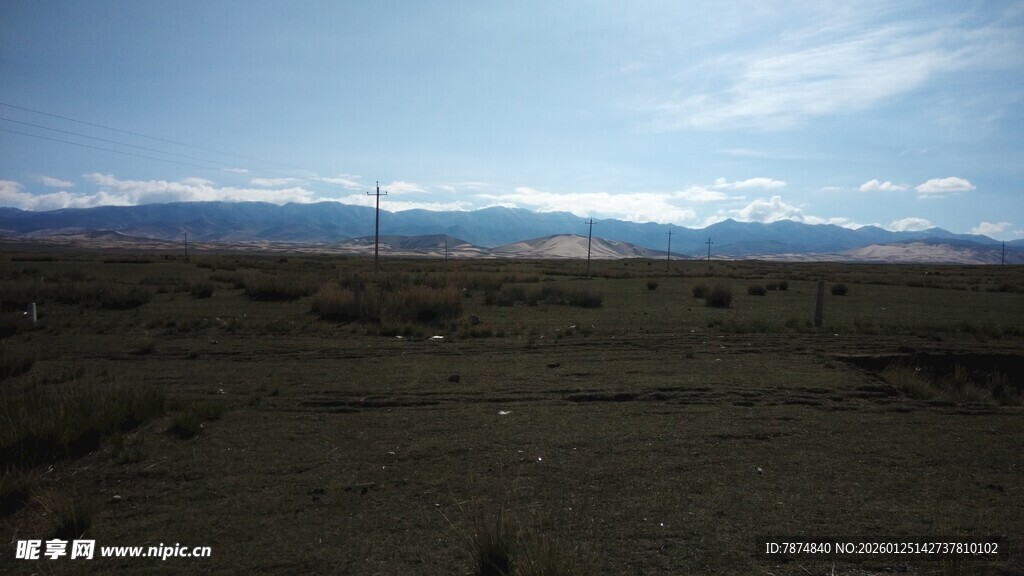 广袤原野上的蓝天远景