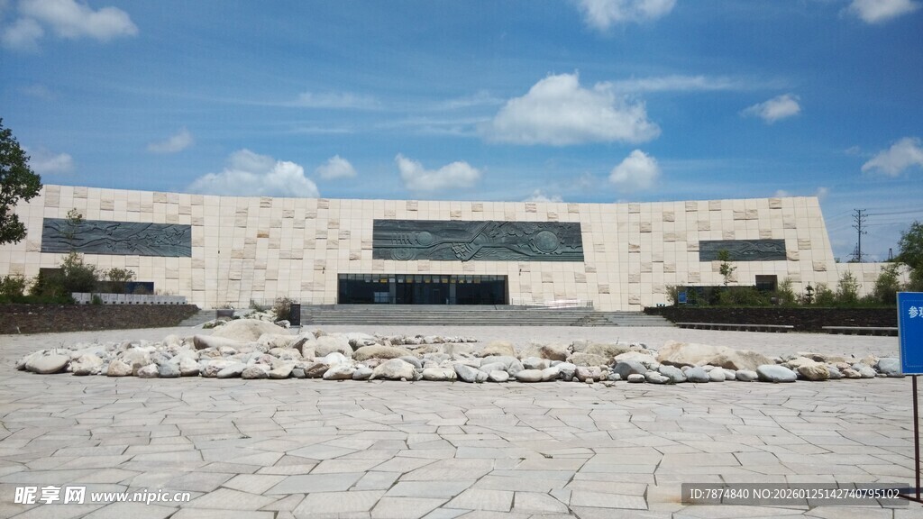 宏伟建筑前的开阔广场