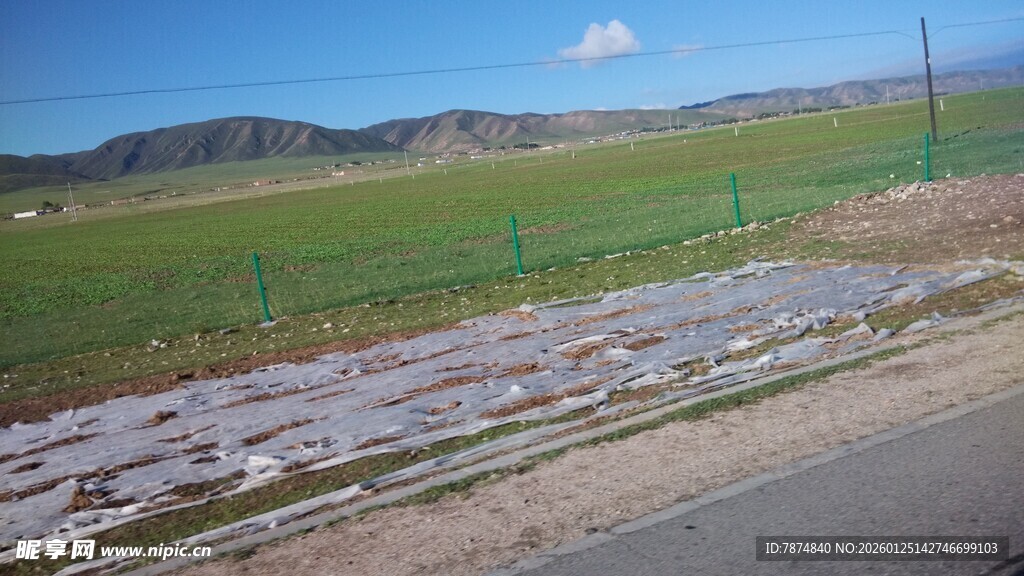 田野公路边的开阔风景