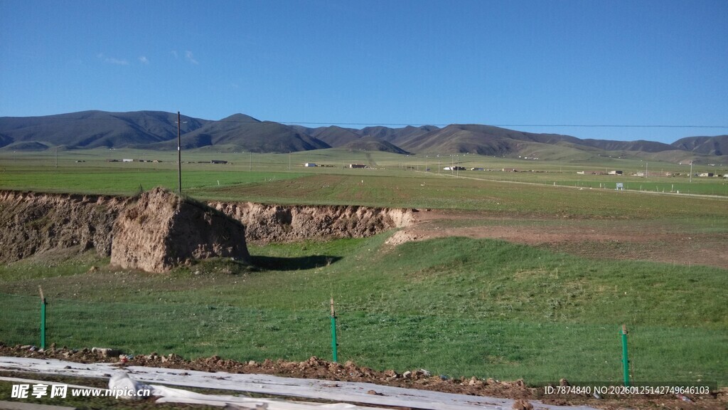 草原边的土崖景观