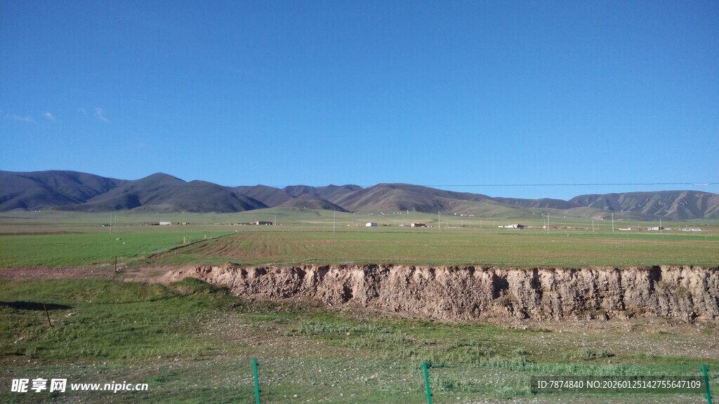 草原上的古老石堆遗迹