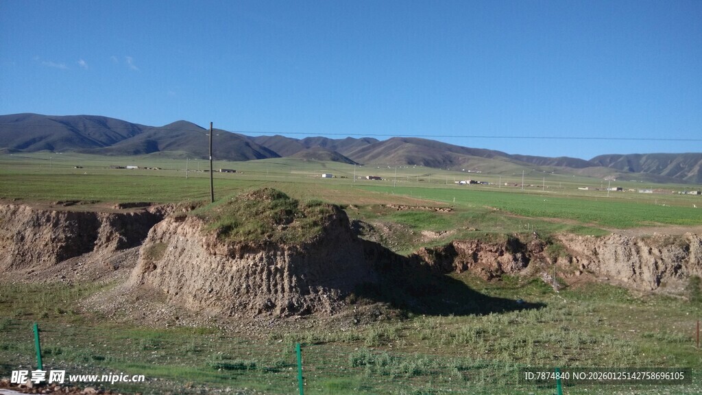 广袤草原边的起伏土丘