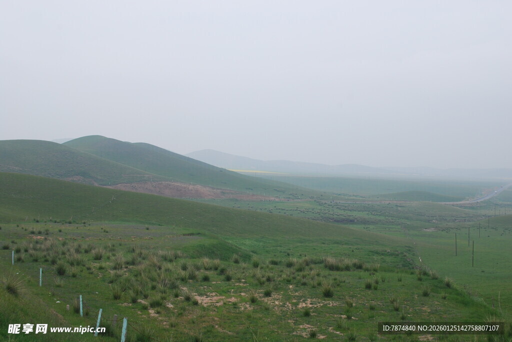 广袤草原山丘远景风光