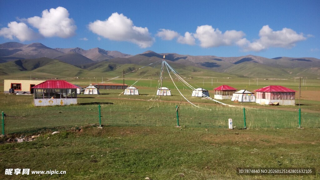 草原上的多彩小屋