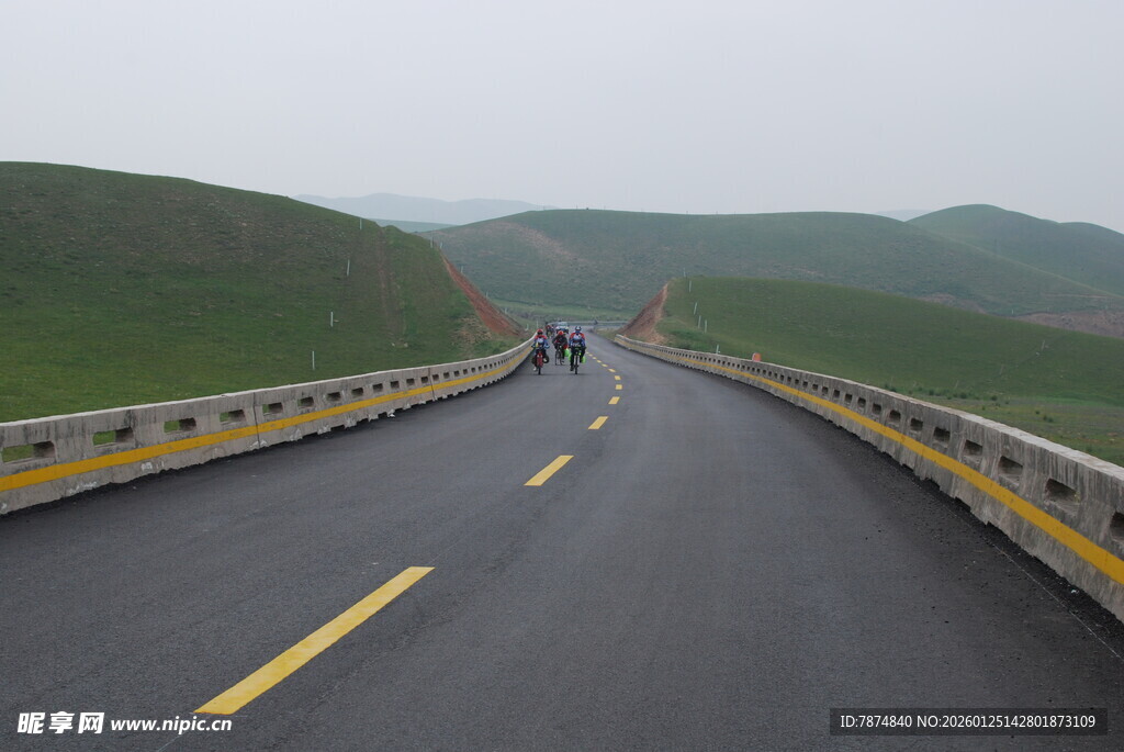 蜿蜒公路穿行于绿野之间