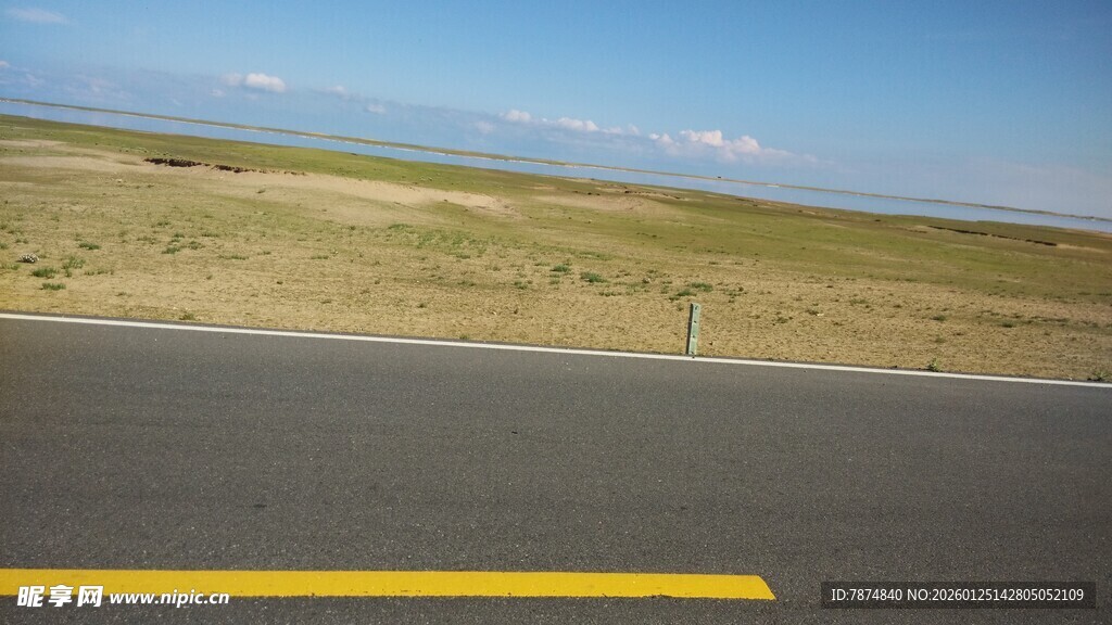 公路边的开阔原野风光