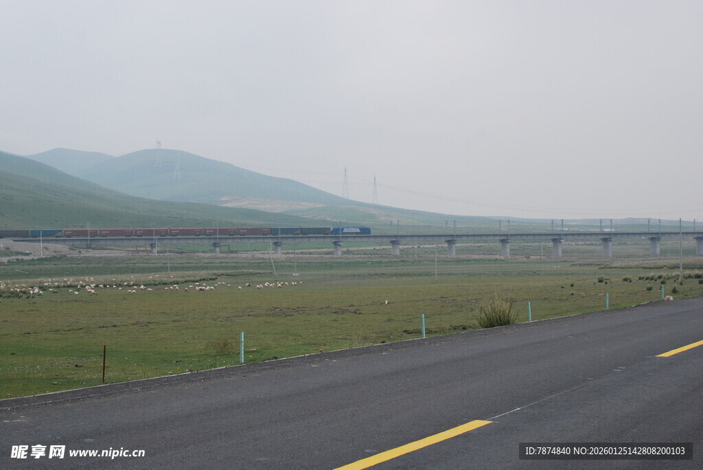 空旷公路延伸至远方