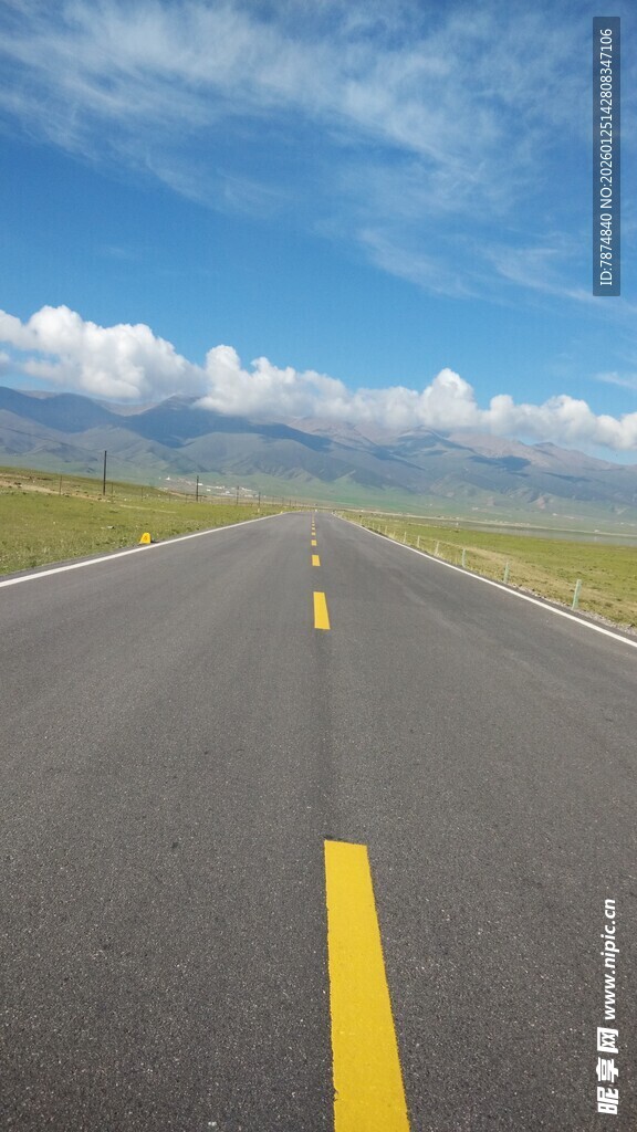 宽阔公路延伸至远方