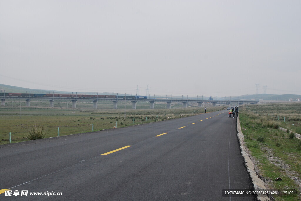 宽阔公路延伸至远方