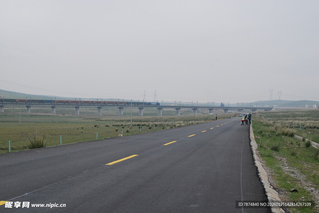 宽阔公路延伸至远方