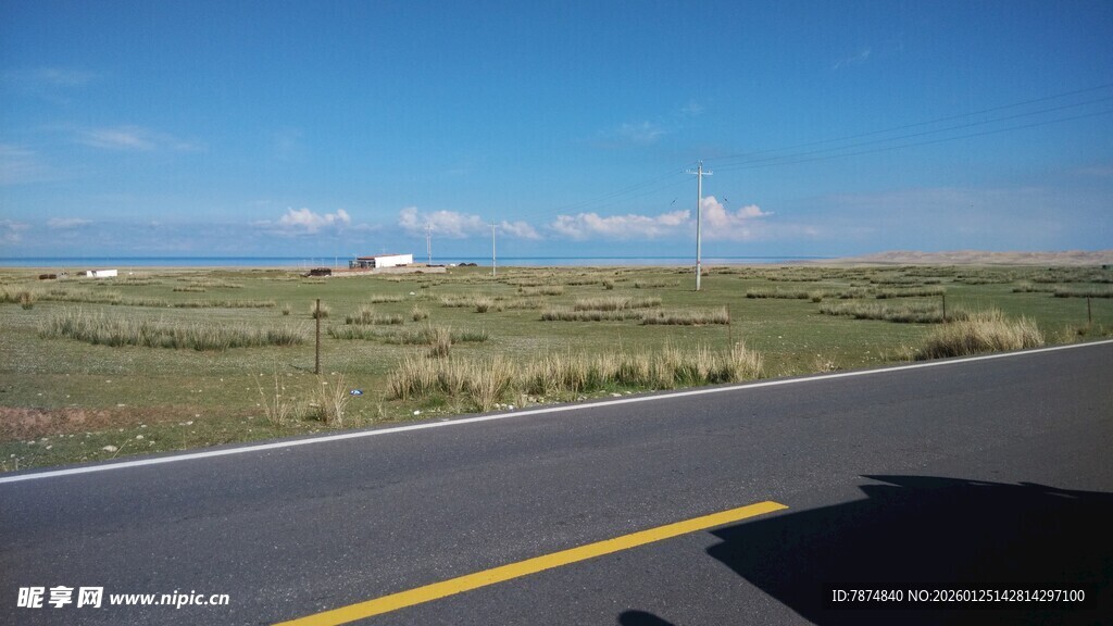 公路延伸向广阔草原
