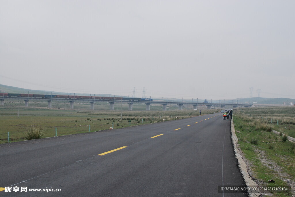 空旷公路延伸向远方