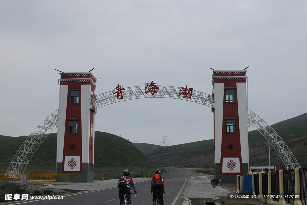 景区大门 游客漫步