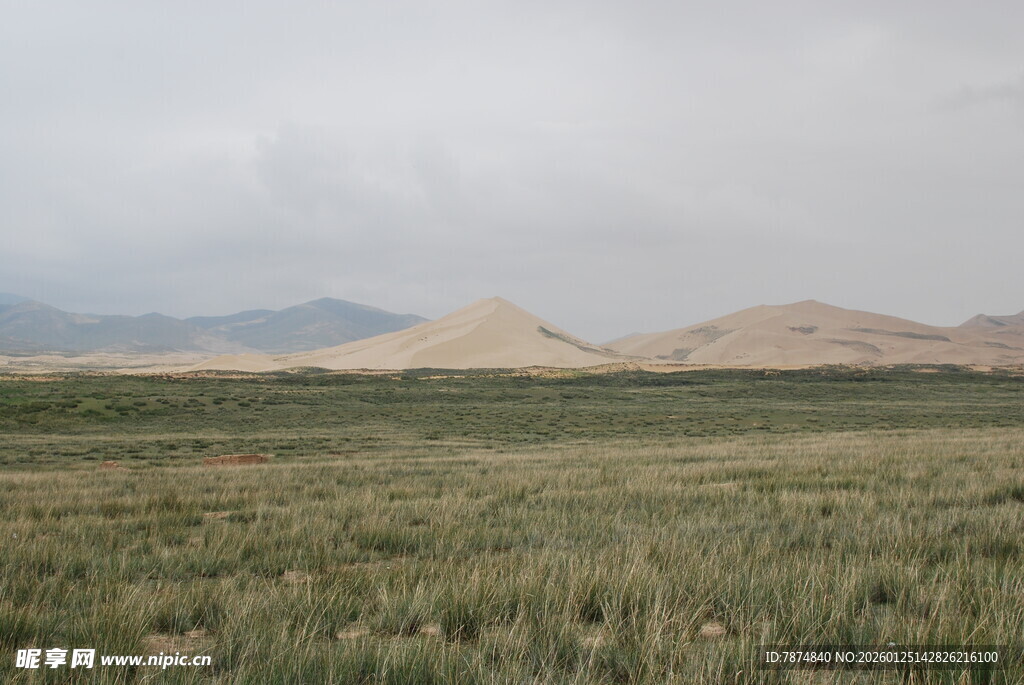 广袤田野与远处山峦