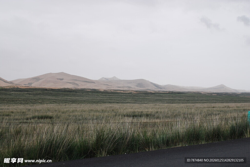 公路旁的草原与远山景色