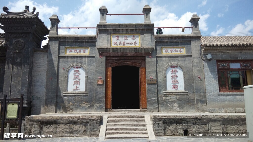 中式古建筑门前景象