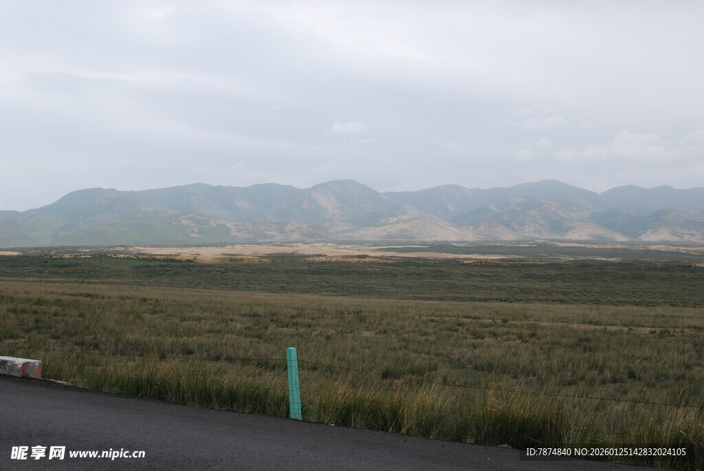 公路旁的原野与远处山峦