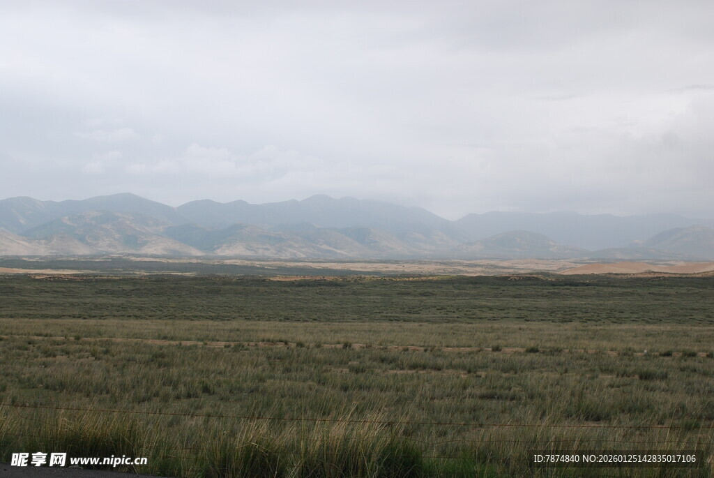 广袤草原与远处山峦