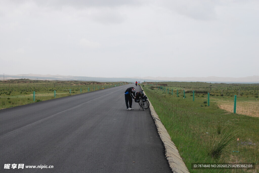 公路骑行者 广袤天地间