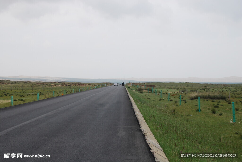 空旷公路延伸至远方