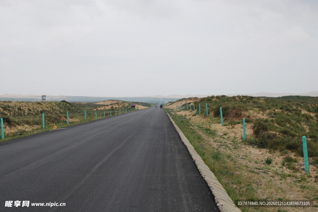 宽阔公路延伸至远方
