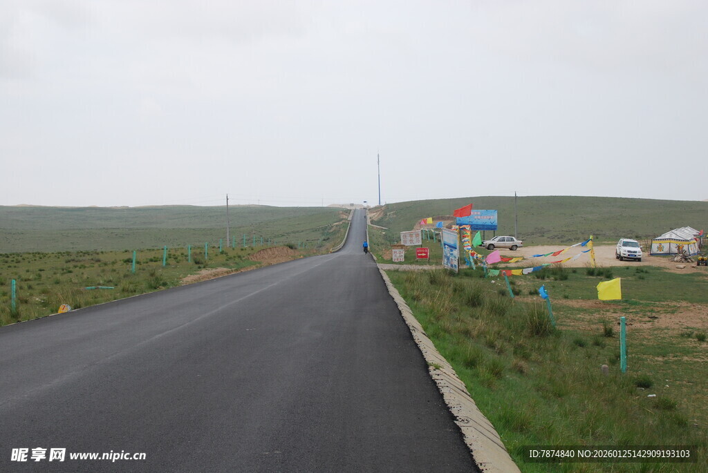 宽阔公路旁的多彩广告牌