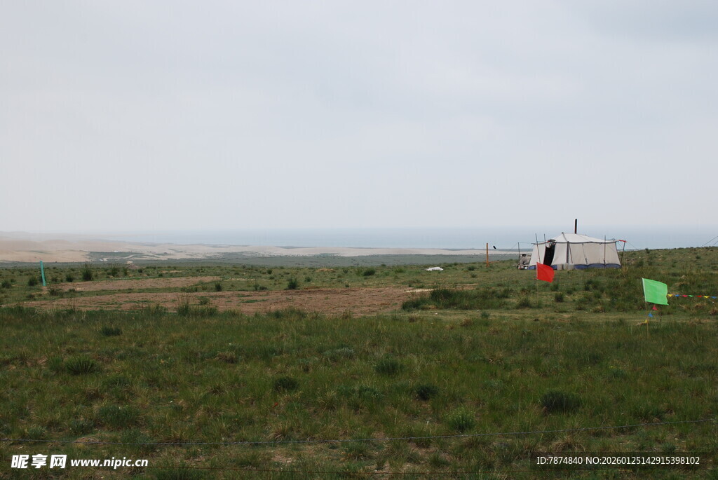 草原上的小屋与开阔风景