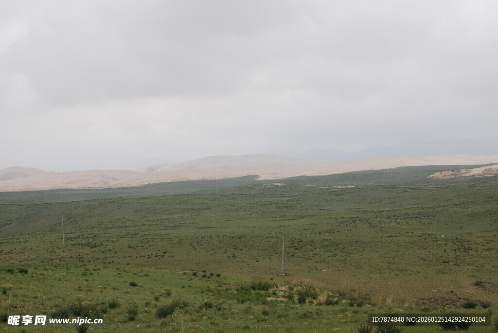 广袤绿野 天际朦胧远景