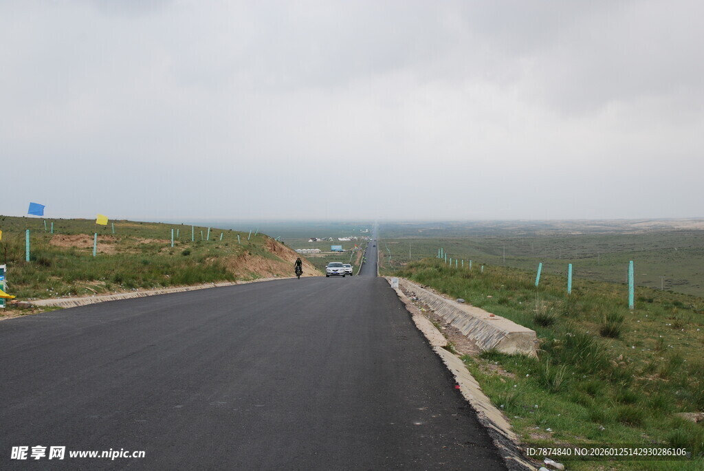 蜿蜒公路伸向远方