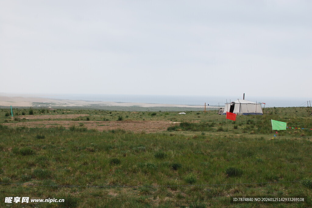 草原上的红白建筑