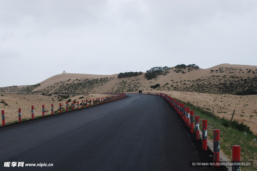 蜿蜒公路穿行于山丘之间