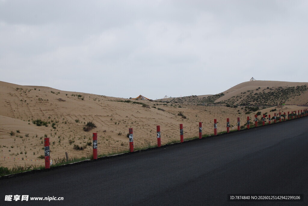沙漠公路旁的防护设施