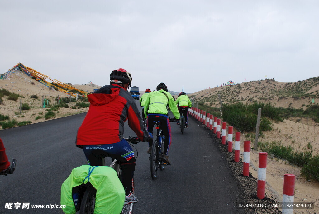 骑行者在公路上的精彩瞬间