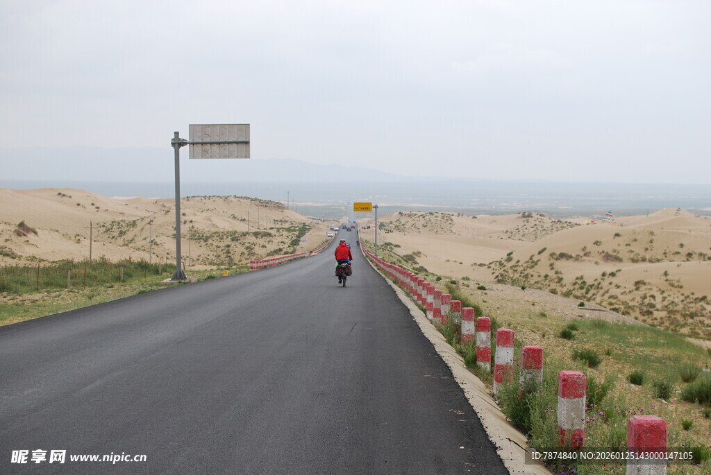 公路骑行者 独赏旷野风光