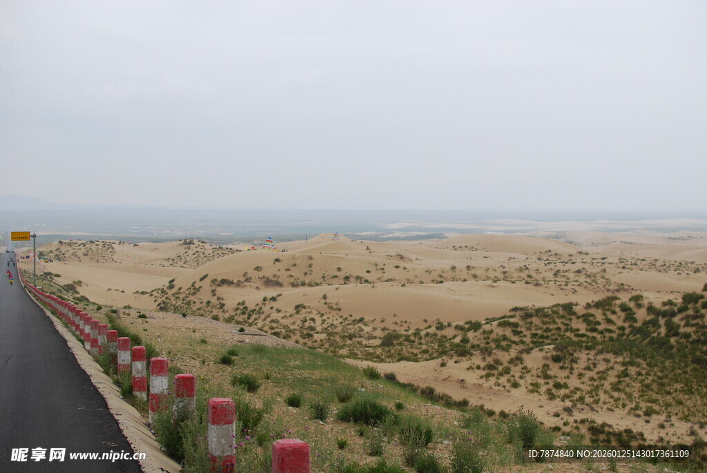 公路旁的荒漠景观