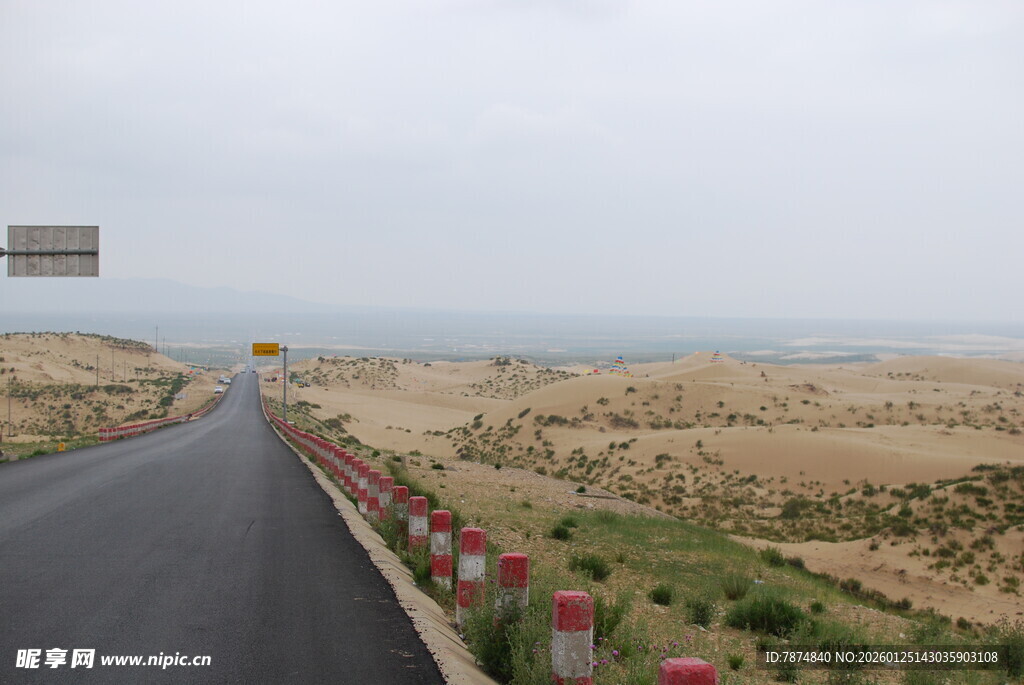 沙漠中的蜿蜒公路
