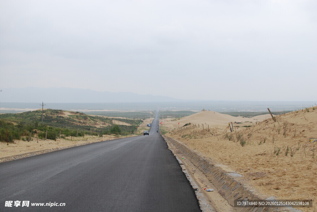 蜿蜒公路伸向远方