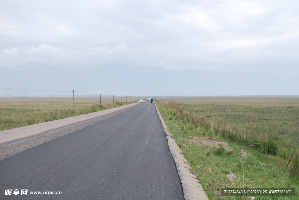 旷野中的笔直公路