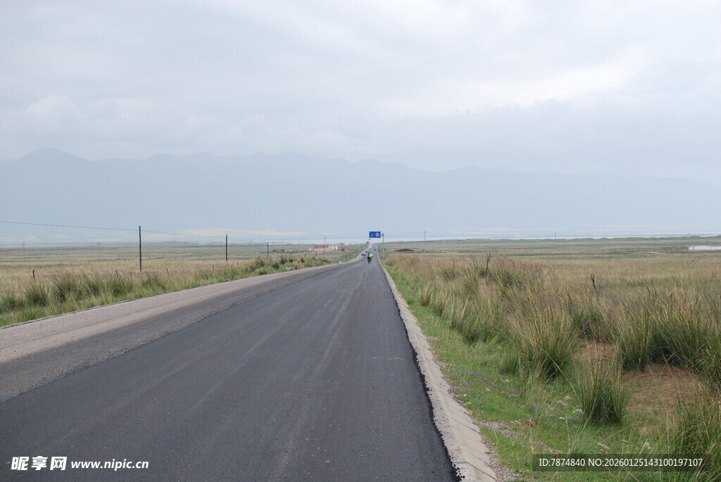 宽阔公路延伸至远方