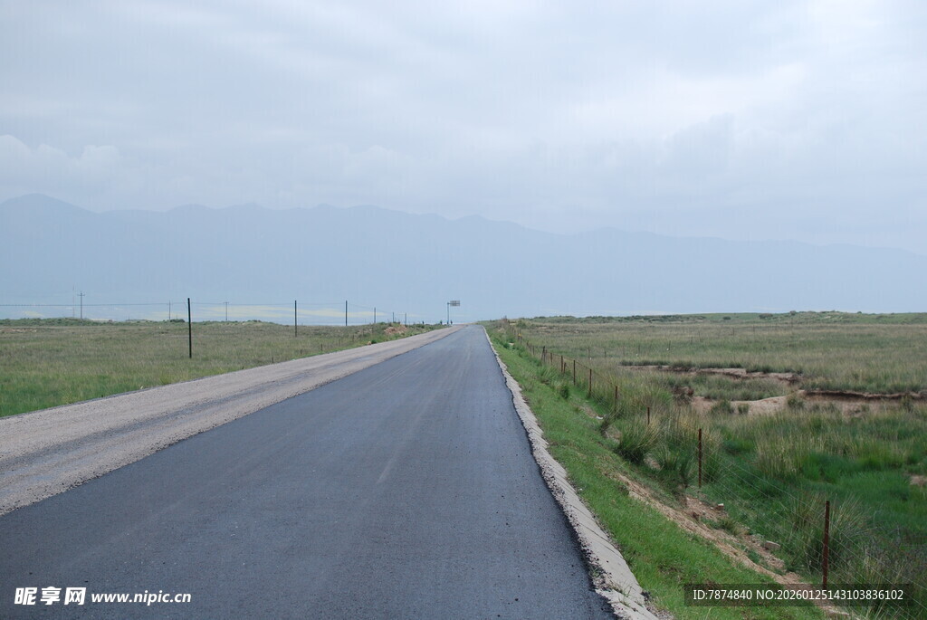 空旷公路伸向远方