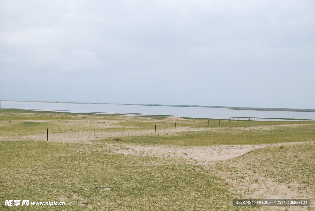 广袤草原边的宁静水域