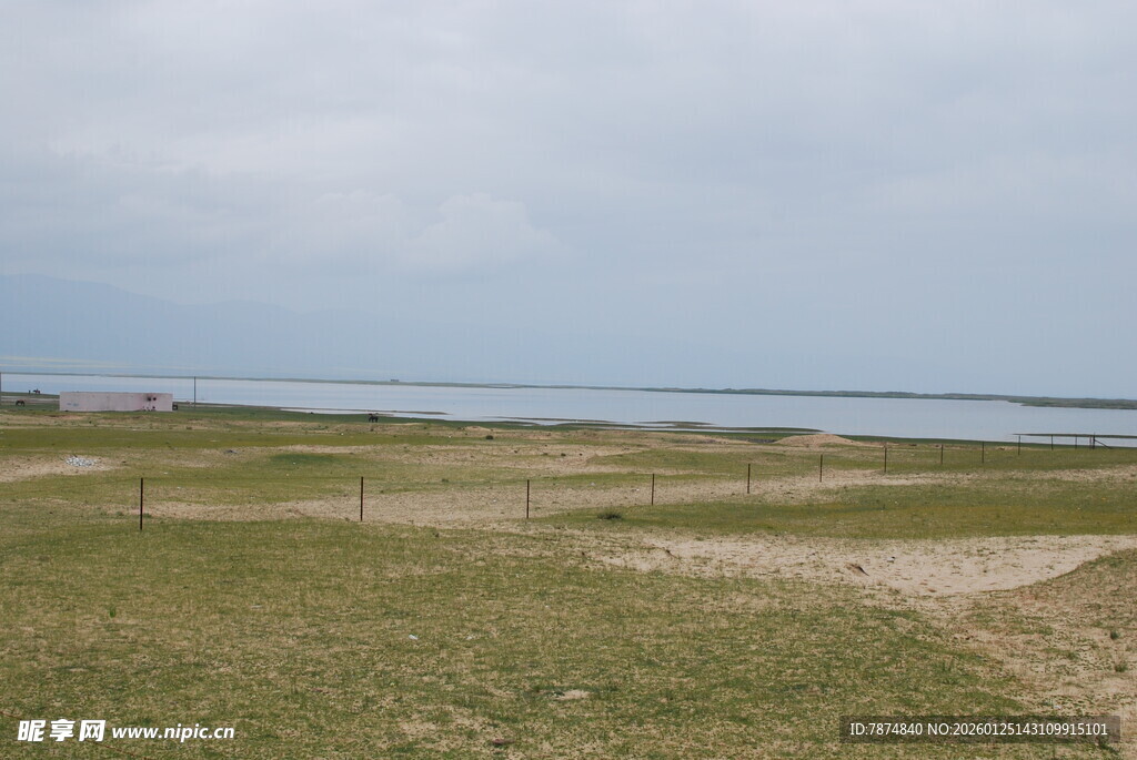 草原湖畔风光