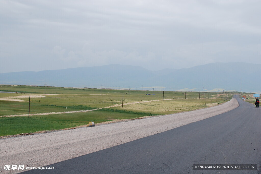 空旷公路上的骑行者