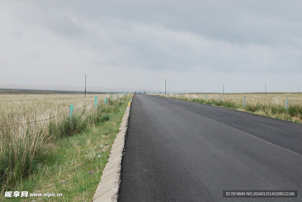 旷野中的延伸公路